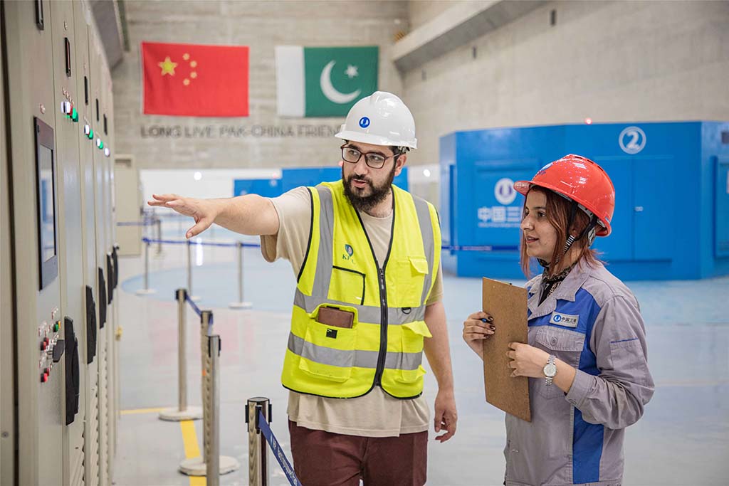 7月14日，巴方工作人員在卡洛特水電站-地下電廠(chǎng)檢查數(shù)據(jù)。 （人民網(wǎng)記者 薛丹攝）
