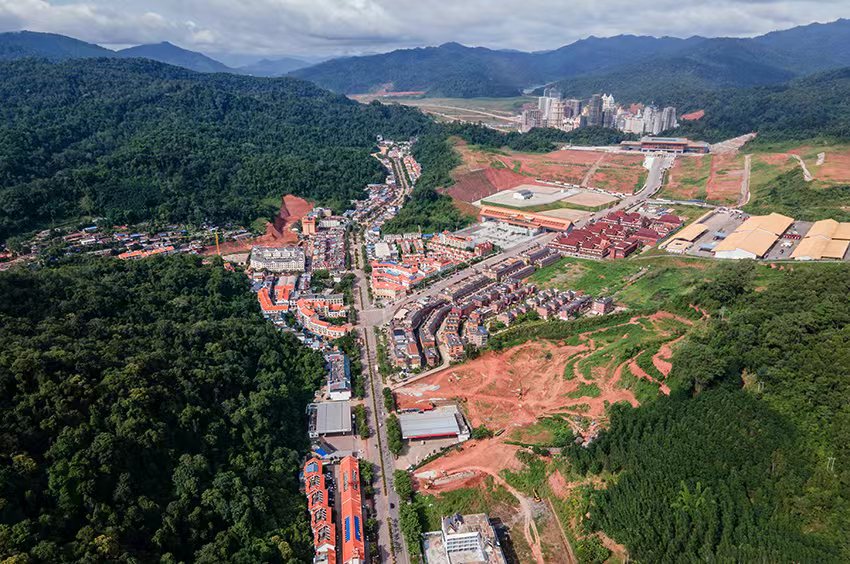 磨憨口岸俯瞰，右前方高層白色建筑群為老撾境內(nèi)。人民網(wǎng)記者 符皓攝