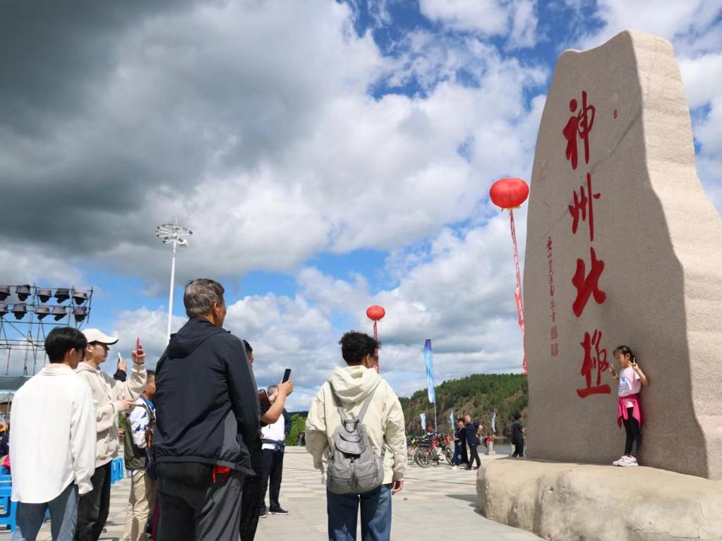 游客在漠河市地標(biāo)前打卡。新華社記者 徐凱鑫攝