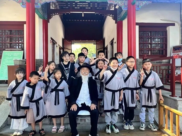 聽孔廟歷史見證人——白胡子爺爺講述臨沂城過去的故事。臨沂市博物館供圖