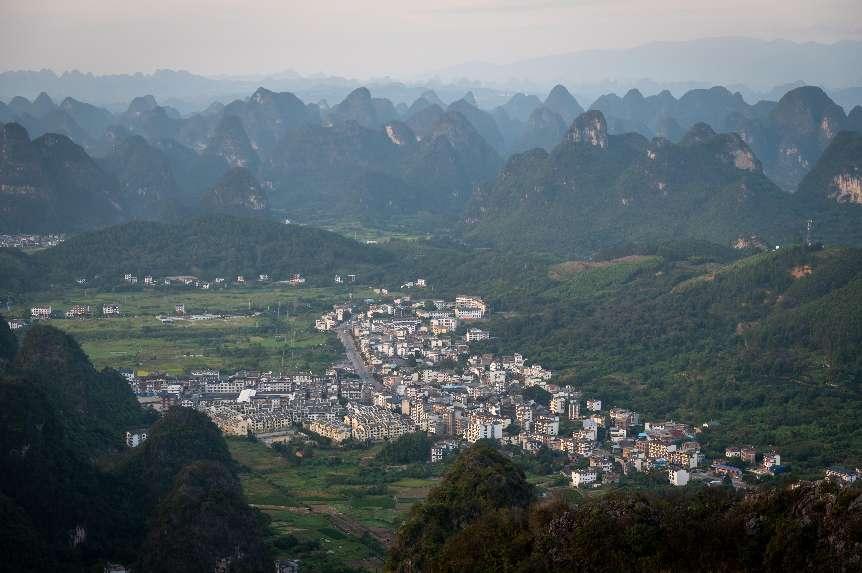 廣西層巒疊嶂，郁郁蔥蔥。 人民網(wǎng) 嚴立政攝