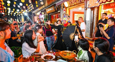 千年古鎮(zhèn)擺起長街宴