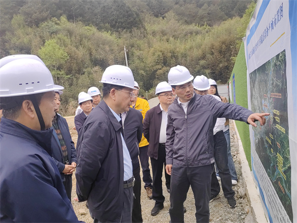 4月1日，安徽省人大常委會(huì)副主任魏曉明查調(diào)研防洪項(xiàng)目進(jìn)展情況，縣政府縣長(zhǎng)王奇勇等相關(guān)部門負(fù)責(zé)人陪同調(diào)研。.jpg