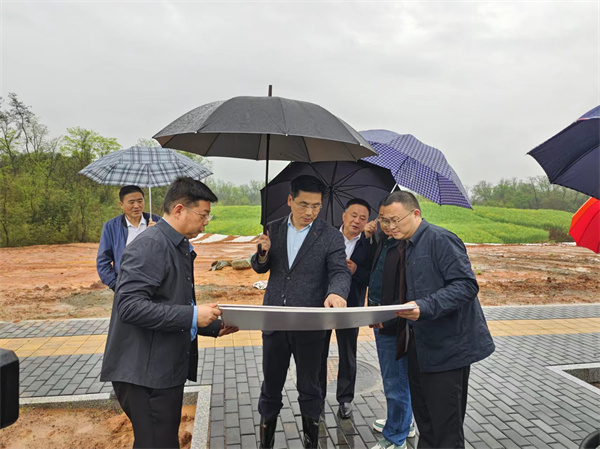 4月2日，洪董，潘總陪同王奇勇縣長一行調(diào)研重點(diǎn)項(xiàng)目1.jpg