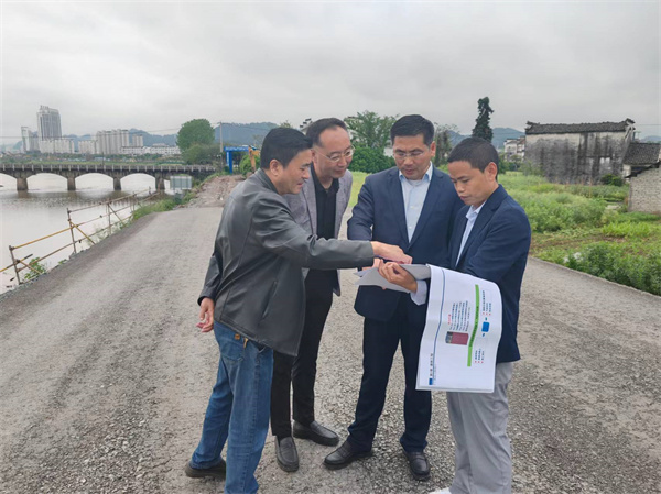 4月22日，王縣帶隊(duì)調(diào)研豐樂河右岸濱江路要素保障事宜1。.jpg