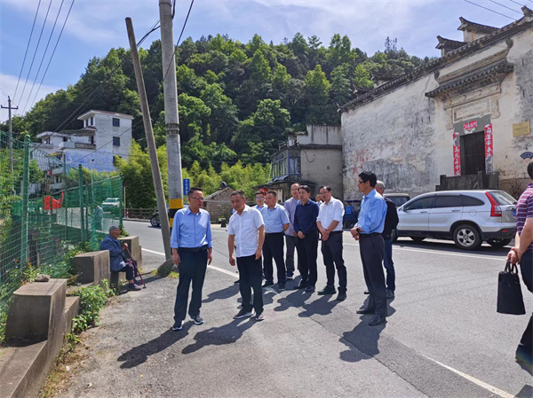 5月16日，洪董陪同汪凱書記一行調(diào)研水源地保護(hù)區(qū)。.jpg