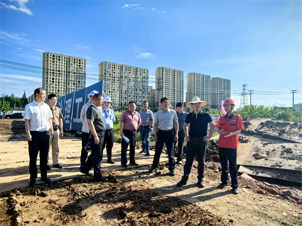 6月12日，洪董陪同王縣長調(diào)研新安江防洪治理工程。.jpg
