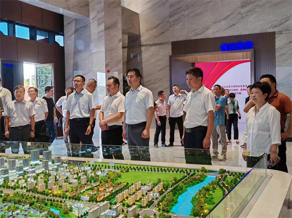 7月18日上午，歙縣人工智能創(chuàng)客中心正式投入使用并舉行揭牌儀式，縣委常委、常務(wù)副縣長詹凱主持儀式，縣委副書記、縣長王奇勇和徽投集團(tuán)黨委書記、董事長洪筱明共同為歙縣人工智能創(chuàng)客中心揭牌?？h委常委、縣經(jīng)開區(qū)管委會(huì)主任王坤，副縣長程衍生，縣政協(xié)副主席、財(cái)政局局長曹胡翠，縣直有關(guān)部門、縣各金融機(jī)構(gòu)主要負(fù)責(zé)同志，共同見證揭牌儀式，并觀摩富豐新城片區(qū)投資規(guī)劃沙盤、集團(tuán)企業(yè)館2。.jpg
