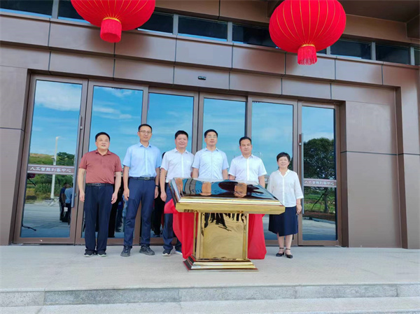 7月18日上午，歙縣人工智能創(chuàng)客中心正式投入使用并舉行揭牌儀式，縣委常委、常務(wù)副縣長詹凱主持儀式，縣委副書記、縣長王奇勇和徽投集團(tuán)黨委書記、董事長洪筱明共同為歙縣人工智能創(chuàng)客中心揭牌?？h委常委、縣經(jīng)開區(qū)管委會(huì)主任王坤，副縣長程衍生，縣政協(xié)副主席、財(cái)政局局長曹胡翠，縣直有關(guān)部門、縣各金融機(jī)構(gòu)主要負(fù)責(zé)同志，共同見證揭牌儀式，并觀摩富豐新城片區(qū)投資規(guī)劃沙盤、集團(tuán)企業(yè)館1。.jpg