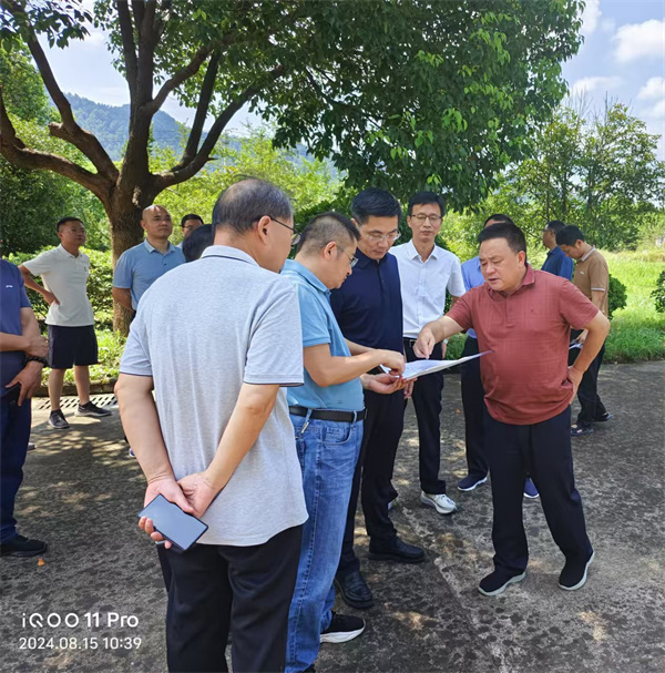 8月15日，洪董陪同王奇勇縣長一行到嘉城礦業(yè)調(diào)研.jpg