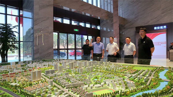 8月6日，上海市水利工程集團有限公司董事長劉方強一行赴徽投集團了解富豐新城片區(qū)開發(fā)建設(shè)情況及參觀企業(yè)黨建館，洪董、余總陪同。.jpg