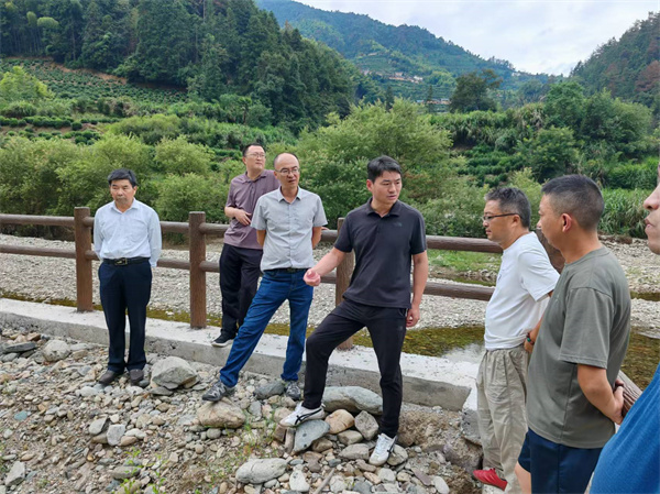 9月15日，程偉副縣長(zhǎng)帶隊(duì)調(diào)研桂溪河清淤事宜。.jpg