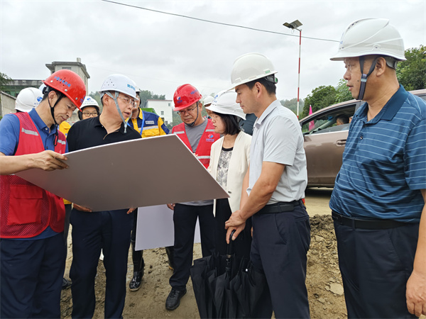 9月19日，江市長調(diào)研歙縣段防洪治理項目。.jpg