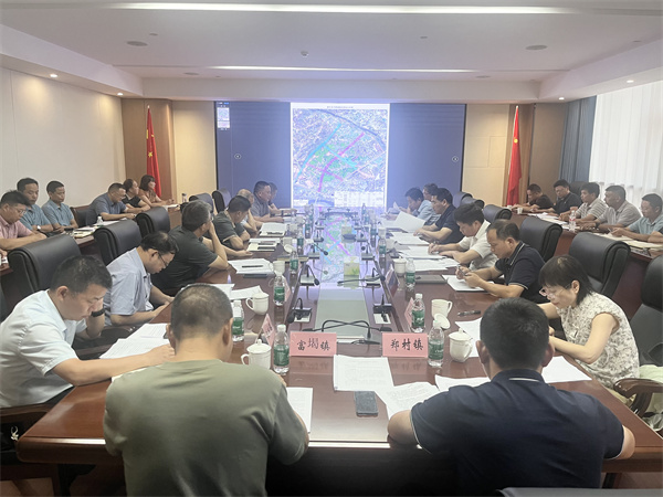 9月21日下午，王奇勇縣長(zhǎng)在集團(tuán)黨委會(huì)議室召開富豐新城片區(qū)開發(fā)工作推進(jìn)工作會(huì)，縣領(lǐng)導(dǎo)詹凱、張暉，縣發(fā)改委、縣財(cái)政局、縣資規(guī)局、縣住建局、縣林業(yè)局、徽投集團(tuán)、富豐新城投資開發(fā)公司、市政公司、徽城鎮(zhèn)、鄭村鎮(zhèn)、富堨鎮(zhèn)主要負(fù)責(zé)同志；縣紀(jì)委監(jiān)委、縣委組織部負(fù)責(zé)同志參加會(huì)議1。.jpg