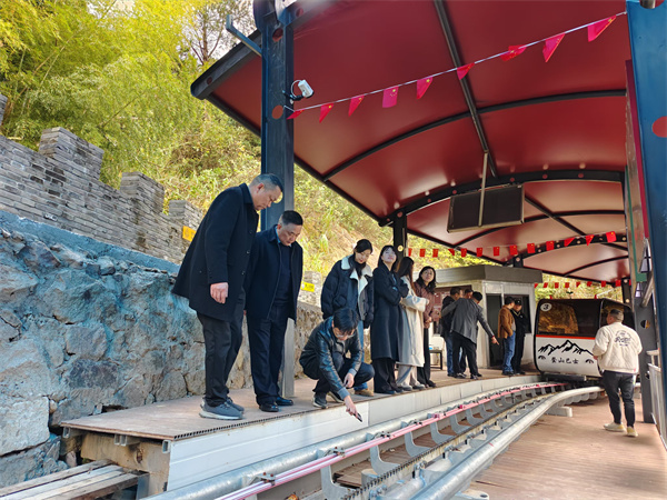 12月9日，縣人大鄭向陽主任，洪董率隊(duì)赴象山考察軌道爬山車項(xiàng)目.jpg