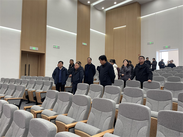 1月4日，洪董陪同吳志平書(shū)記檢查行知研學(xué)基地會(huì)務(wù)準(zhǔn)備情況。.jpg