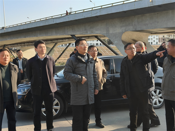 1月19日下午，縣政府縣長實地調(diào)研新安江流域防洪治理工程項目進展情況，副縣長程偉，縣政府辦、縣水利局、縣應急局、縣住建局、縣城管局、徽投集團、徽城鎮(zhèn)、桂林鎮(zhèn)有關(guān)負責同志隨同參加。.jpg