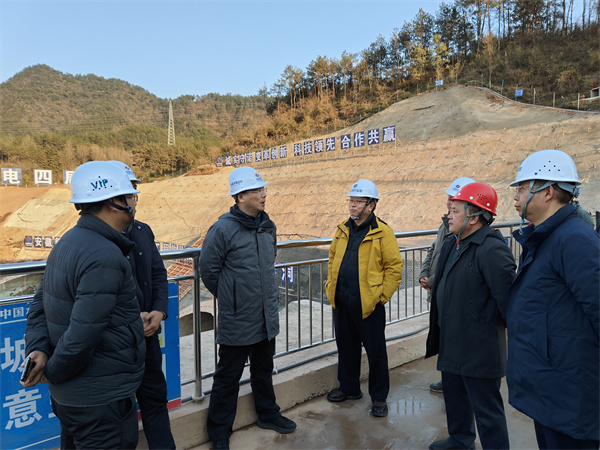1月19日下午，縣政府縣長實地調(diào)研新安江流域防洪治理工程項目進展情況，副縣長程偉，縣政府辦、縣水利局、縣應急局、縣住建局、縣城管局、徽投集團、徽城鎮(zhèn)、桂林鎮(zhèn)有關(guān)負責同志隨同參加1。.jpg
