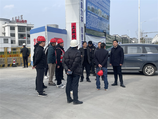 2月5日，縣長王奇勇帶隊(duì)調(diào)研新徽商創(chuàng)業(yè)基地一期一標(biāo)段項(xiàng)目春節(jié)后復(fù)工復(fù)產(chǎn)工作，黃山徽投集團(tuán)總經(jīng)理潘楷金陪同調(diào)研。.jpg
