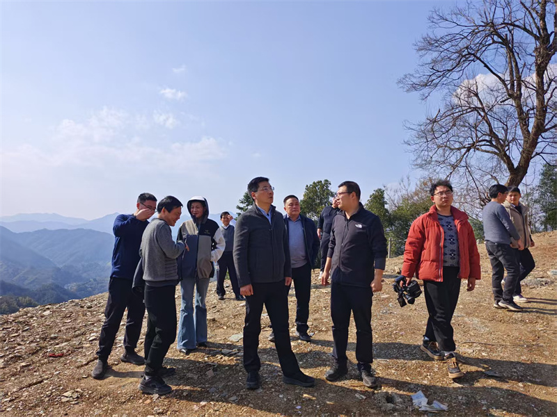 3月18日，縣長王奇勇帶隊調(diào)研石潭景區(qū)項目，黃山徽投集團黨委書記、董事長洪筱明陪同調(diào)研。.jpg