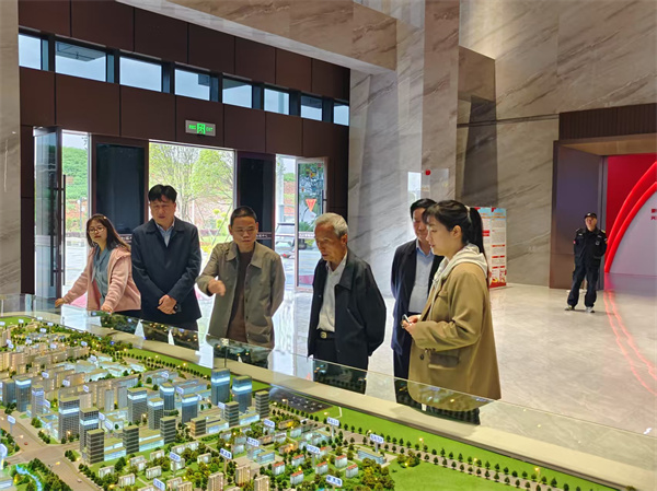 4月17日，潘總陪同市人大常委會原副主任鮑小如一行調(diào)研富豐新城項(xiàng)目.jpg