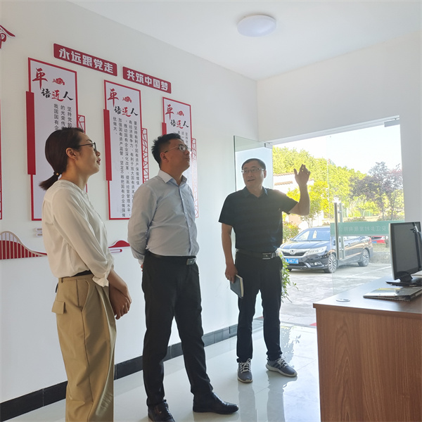 5月5日，縣委常委、組織部長方慶峰調(diào)研新安江公司，黃山徽投集團(tuán)常務(wù)副總經(jīng)理方亮陪同。.jpg