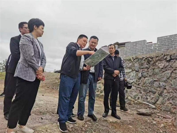 5月10日，副縣長(zhǎng)徐涌泗一行調(diào)研湖田山項(xiàng)目，黃山徽投集團(tuán)黨委書(shū)記、董事長(zhǎng)洪筱明，湖田山執(zhí)行董事邢輝姣陪同2.jpg