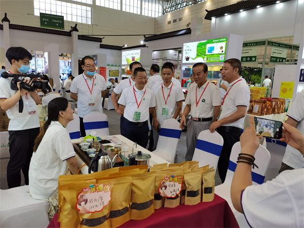 7月23日，2022年“濟(jì)南泉?歙縣茶”山東推介暨萬(wàn)人品鑒會(huì)活動(dòng)，參與人員：潘楷金、方  亮、程思肯、黃仙紅、錢(qián)助君、汪俊康.jpg