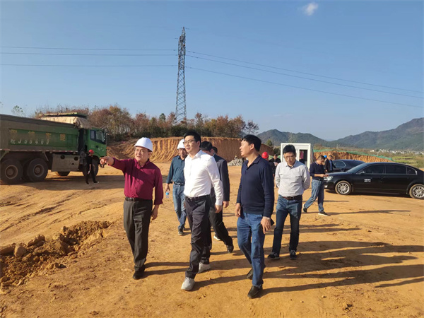11月8日，縣長王奇勇一行調(diào)研糧食產(chǎn)業(yè)園項(xiàng)目，黃山徽投集團(tuán)黨委書記、董事長洪筱明陪同。.jpg