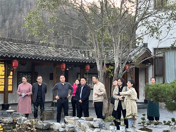 11月26日，縣人大鄭向陽(yáng)主任帶隊(duì)考察黟縣泊心云宿建成運(yùn)營(yíng)情況，洪董，方總，葉總陪同調(diào)研。.jpg