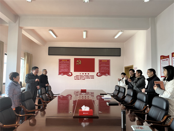 1月29日，縣委常委、副縣長詹凱，財(cái)政局曹局、汪局一行赴集團(tuán)開展新春走訪慰問。.jpg