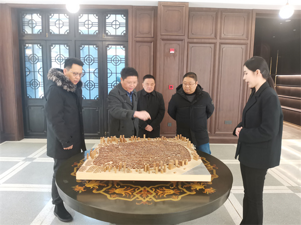 2月2日，縣委常委、副縣長詹凱赴上海開展“雙招雙引”工作，考察調(diào)研露香園城市更新項(xiàng)目，并與上海城投控股對接洽談，誠邀上海城投到歙縣考察投資，參與富豐新城建設(shè)。1.jpg