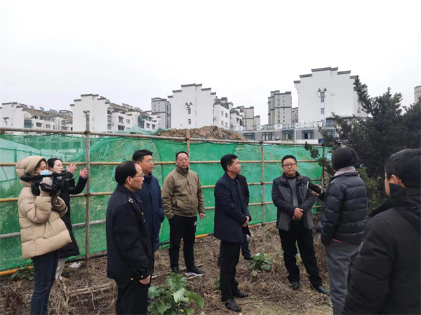 2月2日，副縣長林一凡會市監(jiān)局、徽城鎮(zhèn)等相關(guān)部門調(diào)研城西鄰里中心附屬配套物管用房項目1.jpg