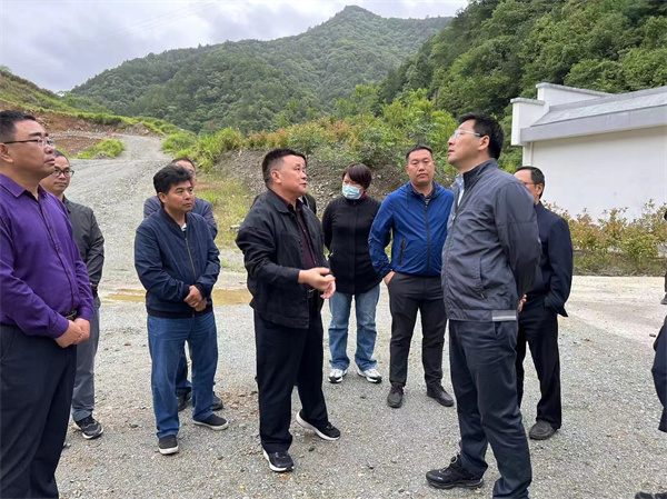 5月22日，王奇勇縣長(zhǎng)一行前往610礦調(diào).jpg