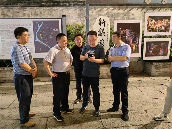 9月11日，汪凱書記夜間調(diào)研古城三期項目，對部分節(jié)點(diǎn)提升進(jìn)行指導(dǎo)，黃山徽投集團(tuán)黨委書記、董事長洪筱明，副總經(jīng)理張高峰陪同調(diào)研。.jpg