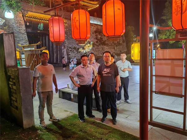 9月11日，汪凱書記夜間調(diào)研古城三期項目，對部分節(jié)點(diǎn)提升進(jìn)行指導(dǎo)，洪董，張總陪同調(diào)研。.jpg