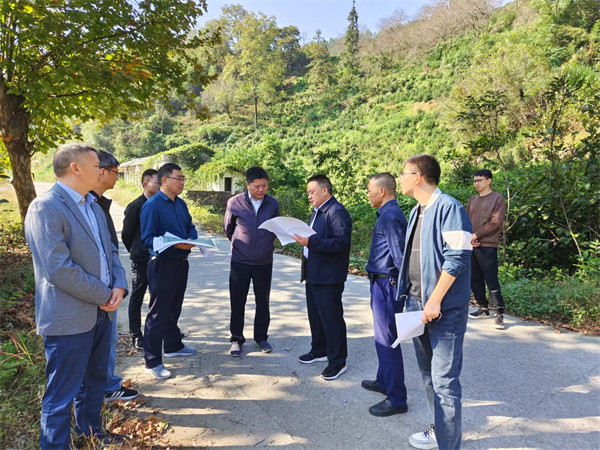 10月18日，洪董陪同詹凱縣長一行調(diào)研6l0礦開發(fā)項(xiàng)目.jpg