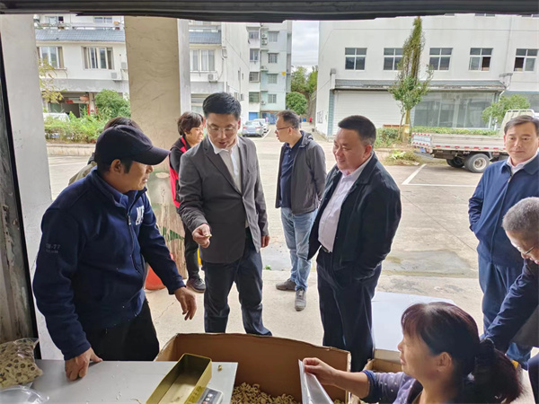 10月20日，洪董陪同王奇勇縣長一行調(diào)研大華農(nóng)貿(mào)城1.jpg