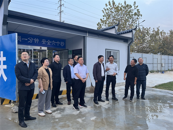 10月26日，詹縣帶隊調(diào)研寧國市文體中心EPCO項目，就項目設(shè)計、采購、施工和運營一體化建設(shè)與寧國市鄉(xiāng)村振興投資集團(tuán)進(jìn)行交流，縣住建局、資規(guī)局，徽投集團(tuán)洪董、余總、方總等相關(guān)人員陪同考察。.jpg