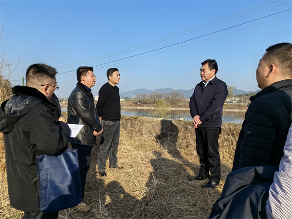 1月17日，縣委副書(shū)記吳志平調(diào)研安徽新安江流域防洪治理工程歙縣段工作開(kāi)展情況，張總陪同。.jpg